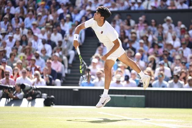 LONDON, ENGLAND - JULY 13: Carlos Alcaraz of Spain competes against Jannik Sinner of Italy in the Gentlemen s Singles Final match on day fourteen of 2025 Wimbledon Championships at All England Lawn Tennis and Croquet Club on July 13, 2025 in London, England.  Copyright: xVCGx 111579427289