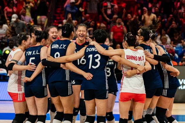 (250714) -- ARLINGTON, July 14, 2025 -- Players of China celebrate winning the match between China and the United States at the Women s Volleyball Nations League (VNL) 2025 in Arlington, the United States, July 13, 2025. (Photo by Xinhua) (SP)U.S.-ARLINGTON-VOLLEYBALL-NATIONS LEAGUE-WOMEN ChenxChen 