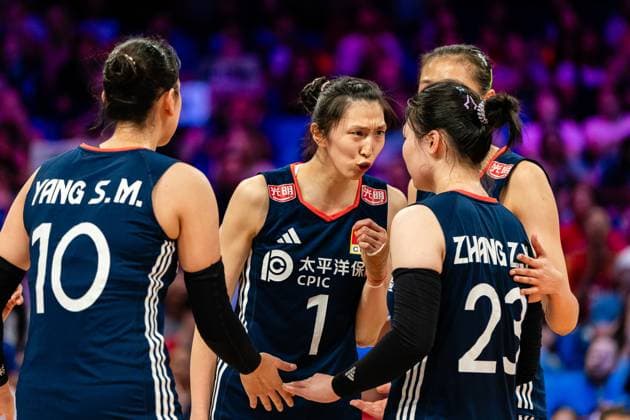 (250714) -- ARLINGTON, July 14, 2025 -- Players of China celebrate scoring during the match between China and the United States at the Women s Volleyball Nations League (VNL) 2025 in Arlington, the United States, July 13, 2025. (Photo by Xinhua) (SP)U.S.-ARLINGTON-VOLLEYBALL-NATIONS LEAGUE-WOMEN ChenxChen 
