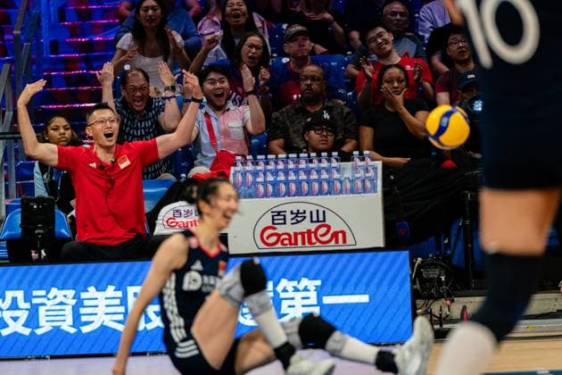 (250714) -- ARLINGTON, July 14, 2025 -- Audiences react during the match between China and the United States at the Women s Volleyball Nations League (VNL) 2025 in Arlington, the United States, July 13, 2025. (Photo by Xinhua) (SP)U.S.-ARLINGTON-VOLLEYBALL-NATIONS LEAGUE-WOMEN ChenxChen 