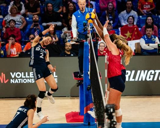 (250714) -- ARLINGTON, July 14, 2025 -- Zhuang Yushan (top L) of China spikes the ball during the match between China and the United States at the Women s Volleyball Nations League (VNL) 2025 in Arlington, the United States, July 13, 2025. (Photo by Xinhua) (SP)U.S.-ARLINGTON-VOLLEYBALL-NATIONS LEAGUE-WOMEN ChenxChen 
