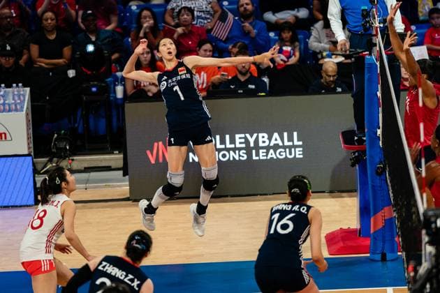 (250714) -- ARLINGTON, July 14, 2025 -- Wu Mengjie (top) of China spikes the ball during the match between China and the United States at the Women s Volleyball Nations League (VNL) 2025 in Arlington, the United States, July 13, 2025. (Photo by Xinhua) (SP)U.S.-ARLINGTON-VOLLEYBALL-NATIONS LEAGUE-WOMEN ChenxChen 