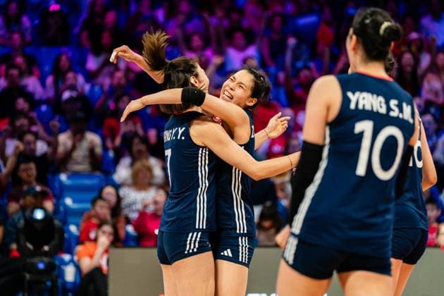 (250714) -- ARLINGTON, July 14, 2025 -- Players of China celebrate scoring during the match between China and the United States at the Women s Volleyball Nations League (VNL) 2025 in Arlington, the United States, July 13, 2025. (Photo by Xinhua) (SP)U.S.-ARLINGTON-VOLLEYBALL-NATIONS LEAGUE-WOMEN ChenxChen 
