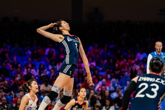 (250714) -- ARLINGTON, July 14, 2025 -- Wu Mengjie (top) of China spikes the ball during the match between China and the United States at the Women s Volleyball Nations League (VNL) 2025 in Arlington, the United States, July 13, 2025. (Photo by Xinhua) (SP)U.S.-ARLINGTON-VOLLEYBALL-NATIONS LEAGUE-WOMEN ChenxChen 