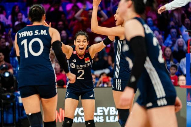 (250714) -- ARLINGTON, July 14, 2025 -- Players of China celebrate scoring during the match between China and the United States at the Women s Volleyball Nations League (VNL) 2025 in Arlington, the United States, July 13, 2025. (Photo by Xinhua) (SP)U.S.-ARLINGTON-VOLLEYBALL-NATIONS LEAGUE-WOMEN ChenxChen 