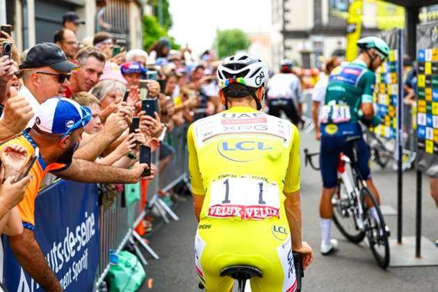 Tour de France 2025 Stage 10 LE MONT-DORE PUY DE SANCY, FRANCE - JULY 14 : Illustration picture Pogacar Tadej (SLO) of UAE Team Emirates before the start of the race during stage 10 of the 112th edition of Tour de France an UCI World Tour 2.UWT cycling road race stage for Men Elite of 163 km with start in Ennezat and finish in Le Mont-Dore Puy de Sancy on July 14, 2025 in Le Mont-Dore Puy de Sancy, France, 14 07 2025 ( Motordriver Kenny Verfaillie - Le Mont-Dore Puy de Sancy France  Copyright: xTimxVanxWichelenx