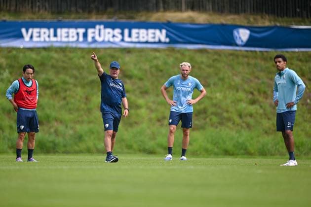 14 07 2025, Football, Season 2025 2026, 2 Bundesliga, Preparation, VfL Bochum summer training camp in Scheffau am Wilden Kaiser, Koji Miyoshi VfL Bochum 1848 l r , Coach Dieter Hecking VfL Bochum 1848 , Philipp Strompf VfL Bochum 1848 , Francis Onyeka VfL Bochum 1848 xRHR PHOTO YYx Copyright: RHR-FOTOx RHR-FOTO YY