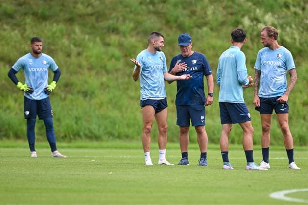 14 07 2025, Football, Season 2025 2026, 2 Bundesliga, Preparation, VfL Bochum summer training camp in Scheffau am Wilden Kaiser, Goalkeeper Niclas Thiede VfL Bochum 1848 l r , Matus Bero VfL Bochum 1848 , Coach Dieter Hecking VfL Bochum 1848 , xRHR PHOTO YYx Copyright: RHR-FOTOx RHR-FOTO YY
