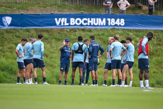14 07 2025, Football, Season 2025 2026, 2 Bundesliga, Preparation, VfL Bochum summer training camp in Scheffau am Wilden Kaiser, Coach Dieter Hecking VfL Bochum 1848 talks to the players, xRHR PHOTO YYx Copyright: RHR-FOTOx RHR-FOTO YY
