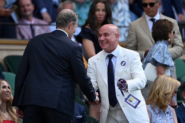 Day Fourteen: The Championships - Wimbledon 2025 LONDON, ENGLAND - JULY 13: Former tennis player Andre Agassi shakes hands with Stefan Edberg in the royal box ahead of the Gentlemen s Singles final match between Jannik Sinner of Italy and Carlos Alcaraz of Spain on day fourteen of The Championships Wimbledon 2025 at All England Lawn Tennis and Croquet Club on July 13, 2025 in London, England. (Photo by Visionhaus via ) London All England Lawn Tennis and Croq England United Kingdom Copyright: xVisionhausx 776305105