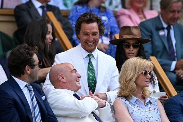 Day Fourteen: The Championships - Wimbledon 2025 LONDON, ENGLAND - JULY 13: Actor Matthew McConaughey shares a joke with former tennis player Andre Agassi in the royal box ahead of the Gentlemen s Singles final match between Jannik Sinner of Italy and Carlos Alcaraz of Spain on day fourteen of The Championships Wimbledon 2025 at All England Lawn Tennis and Croquet Club on July 13, 2025 in London, England. (Photo by Visionhaus via ) London All England Lawn Tennis and Croq England United Kingdom Copyright: xVisionhausx 776305105