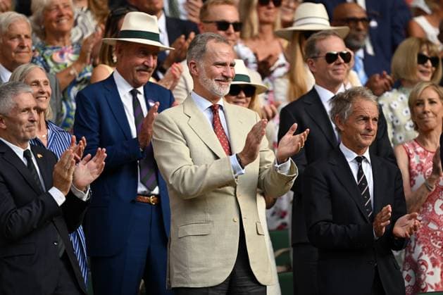 Day Fourteen: The Championships - Wimbledon 2025 LONDON, ENGLAND - JULY 13: King Felipe VI of Spain applauds in the Royal Box following the Gentleman s Singles Final between Jannik Sinner of Italy and Carlos Alcaraz of Spain on day fourteen of The Championships Wimbledon 2025 at All England Lawn Tennis and Croquet Club on July 13, 2025 in London, England. (Photo by Visionhaus via ) London All England Lawn Tennis and Croq England United Kingdom Copyright: xVisionhausx 776305105