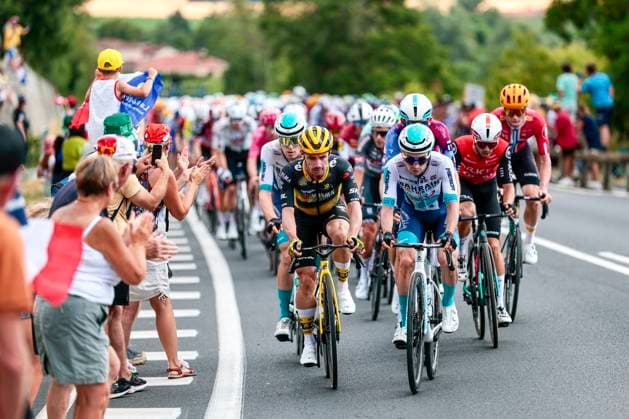Tour de France 2025 Stage 10 LE MONT-DORE PUY DE SANCY, FRANCE - JULY 14 : Campenaerts Victor (BEL) of Team Visma - Lease a Bike, Rider of Bahrain - Victorious in action during stage 10 of the 112th edition of Tour de France an UCI World Tour 2.UWT cycling road race stage for Men Elite of 163 km with start in Ennezat and finish in Le Mont-Dore Puy de Sancy on July 14, 2025 in Le Mont-Dore Puy de Sancy, France, 14 07 2025 ( Motordriver Kenny Verfaillie - Le Mont-Dore Puy de Sancy France  Copyright: xLucaxBettinix