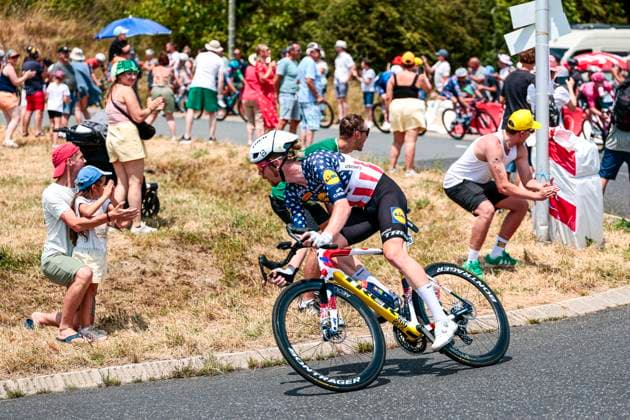Tour de France 2025 Stage 10 LE MONT-DORE PUY DE SANCY, FRANCE - JULY 14 : Quinn Sean (USA) of EF Education - EasyPost in action during stage 10 of the 112th edition of Tour de France an UCI World Tour 2.UWT cycling road race stage for Men Elite of 163 km with start in Ennezat and finish in Le Mont-Dore Puy de Sancy on July 14, 2025 in Le Mont-Dore Puy de Sancy, France, 14 07 2025 ( Motordriver Kenny Verfaillie - Le Mont-Dore Puy de Sancy France  Copyright: xLucaxBettinix