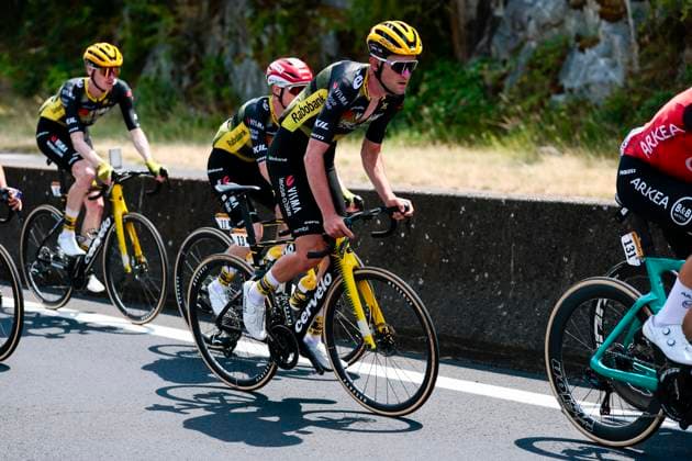 Tour de France 2025 Stage 10 LE MONT-DORE PUY DE SANCY, FRANCE - JULY 14 : Benoot Tiesj (BEL) of Team Visma - Lease a Bike in action during stage 10 of the 112th edition of Tour de France an UCI World Tour 2.UWT cycling road race stage for Men Elite of 163 km with start in Ennezat and finish in Le Mont-Dore Puy de Sancy on July 14, 2025 in Le Mont-Dore Puy de Sancy, France, 14 07 2025 ( Motordriver Kenny Verfaillie - Le Mont-Dore Puy de Sancy France  Copyright: xLucaxBettinix