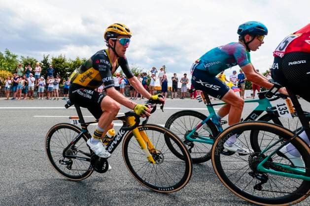 Tour de France 2025 Stage 10 LE MONT-DORE PUY DE SANCY, FRANCE - JULY 14 : Yates Simon (GBR) of Team Visma Lease a Bike in action during stage 10 of the 112th edition of Tour de France an UCI World Tour 2.UWT cycling road race stage for Men Elite of 163 km with start in Ennezat and finish in Le Mont-Dore Puy de Sancy on July 14, 2025 in Le Mont-Dore Puy de Sancy, France, 14 07 2025 ( Motordriver Kenny Verfaillie - Le Mont-Dore Puy de Sancy France  Copyright: xLucaxBettinix