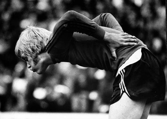 Stockholm 1975-06-04 EM-kval i fotboll mellan Sverige-Jugoslavien pa Rasunda. Malvakten Ronnie Hellström känner pa sin onda rygg. Stockholm Sverige x12x *** Stockholm 1975 06 04 European Football Championship qualifying match between Sweden and Yugoslavia at Rasunda The goalkeeper Ronnie Hellström feels his sore back Stockholm Sweden x12x  Copyright: xJanxDüsing Expressen TTx EM-KVAL 1975 SVERIGE-JUGOSLAVIEN xx *** Stockholm 1975 06 04 European Football Championship qualifying match between Sweden Yugoslavia at Rasunda The goalkeeper Ronnie Hellström feels his sore back Stockholm Sweden x12x Stockholm 1975 06 04 European Football Championship qualifying match between Sweden and Yugoslavia at Rasunda The goalkeeper Ronnie Hellström feels his sore back Stockholm Sweden x12x  Copyright xJanxDüsing Expressen TTx EM KVAL 1975 SVERIGE JUGOSLAVIEN xx  Copyright: xIMAGO JanxDüsing Expressen TTx imago images 0768860705