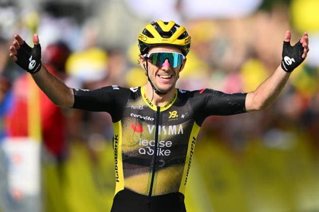 Tour de France 2025 Stage 10 LE MONT-DORE PUY DE SANCY, FRANCE - JULY 14 : Yates Simon (GBR) of Team Visma - Lease a Bike celebrating his victory during stage 10 of the 112th edition of Tour de France an UCI World Tour 2.UWT cycling road race stage for Men Elite of 163 km with start in Ennezat and finish in Le Mont-Dore Puy de Sancy on July 14, 2025 in Le Mont-Dore Puy de Sancy, France, 14 07 2025 ( Motordriver Kenny Verfaillie - Le Mont-Dore Puy de Sancy France  Copyright: xVincentxKalutx