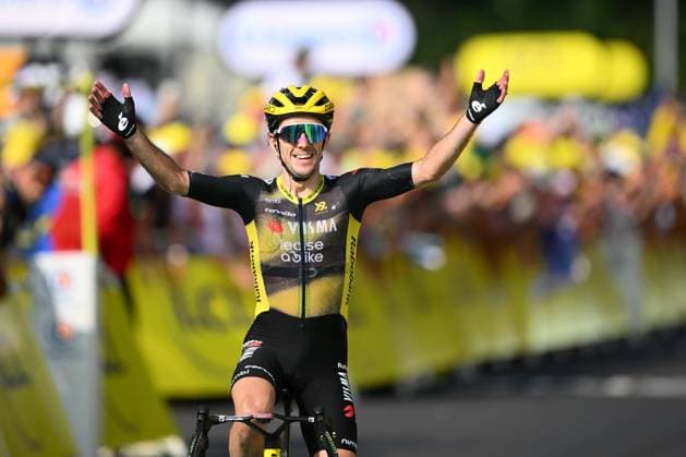 Tour de France 2025 Stage 10 LE MONT-DORE PUY DE SANCY, FRANCE - JULY 14 : Yates Simon (GBR) of Team Visma - Lease a Bike celebrating his victory during stage 10 of the 112th edition of Tour de France an UCI World Tour 2.UWT cycling road race stage for Men Elite of 163 km with start in Ennezat and finish in Le Mont-Dore Puy de Sancy on July 14, 2025 in Le Mont-Dore Puy de Sancy, France, 14 07 2025 ( Motordriver Kenny Verfaillie - Le Mont-Dore Puy de Sancy France  Copyright: xVincentxKalutx