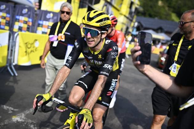 Tour de France 2025 Stage 10 LE MONT-DORE PUY DE SANCY, FRANCE - JULY 14 : Yates Simon (GBR) of Team Visma - Lease a Bike after the race during stage 10 of the 112th edition of Tour de France an UCI World Tour 2.UWT cycling road race stage for Men Elite of 163 km with start in Ennezat and finish in Le Mont-Dore Puy de Sancy on July 14, 2025 in Le Mont-Dore Puy de Sancy, France, 14 07 2025 ( Motordriver Kenny Verfaillie - Le Mont-Dore Puy de Sancy France  Copyright: xJasperxJacobsx
