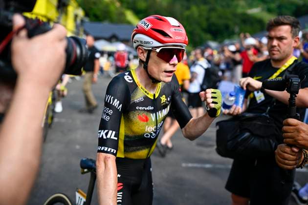 Tour de France 2025 Stage 10 LE MONT-DORE PUY DE SANCY, FRANCE - JULY 14 : Vingegaard Jonas (DEN) of Team Visma - Lease a Bike after the race during stage 10 of the 112th edition of Tour de France an UCI World Tour 2.UWT cycling road race stage for Men Elite of 163 km with start in Ennezat and finish in Le Mont-Dore Puy de Sancy on July 14, 2025 in Le Mont-Dore Puy de Sancy, France, 14 07 2025 ( Motordriver Kenny Verfaillie - Le Mont-Dore Puy de Sancy France  Copyright: xJasperxJacobsx