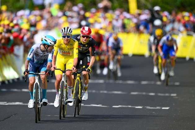Tour de France 2025 Stage 10 LE MONT-DORE PUY DE SANCY, FRANCE - JULY 14 : Martinez Lenny (BEL) of Bahrain - Victorius, Pogacar Tadej (SLO) of UAE Team Emirates - XRG, Vingegaard Jonas (DEN) of Team Visma - Lease a Bike at the finish line during stage 10 of the 112th edition of Tour de France an UCI World Tour 2.UWT cycling road race stage for Men Elite of 163 km with start in Ennezat and finish in Le Mont-Dore Puy de Sancy on July 14, 2025 in Le Mont-Dore Puy de Sancy, France, 14 07 2025 ( Motordriver Kenny Verfaillie - Le Mont-Dore Puy de Sancy France  Copyright: xVincentxKalutx
