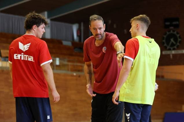BAU 14 07 2025 Bietigheim Handball SG BBM Bietigheim training kick-off, from left Max Prantner, coach Iker Romero, Nico Bacani