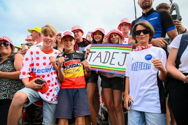 Tour de France 2025 Stage 10 LE MONT-DORE PUY DE SANCY, FRANCE - JULY 14 : Illustration picture of young fans during stage 10 of the 112th edition of Tour de France an UCI World Tour 2.UWT cycling road race stage for Men Elite of 163 km with start in Ennezat and finish in Le Mont-Dore Puy de Sancy on July 14, 2025 in Le Mont-Dore Puy de Sancy, France, 14 07 2025 ( Motordriver Kenny Verfaillie - Le Mont-Dore Puy de Sancy France  Copyright: xVincentxKalutx