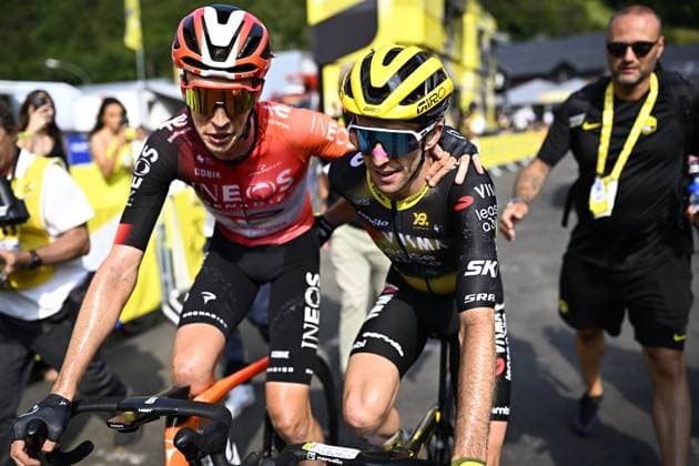 Tour de France 2025 Stage 10 LE MONT-DORE PUY DE SANCY, FRANCE - JULY 14 : Yates Simon (GBR) of Team Visma - Lease a Bike after the race during stage 10 of the 112th edition of Tour de France an UCI World Tour 2.UWT cycling road race stage for Men Elite of 163 km with start in Ennezat and finish in Le Mont-Dore Puy de Sancy on July 14, 2025 in Le Mont-Dore Puy de Sancy, France, 14 07 2025 ( Motordriver Kenny Verfaillie - Le Mont-Dore Puy de Sancy France  Copyright: xJasperxJacobsx