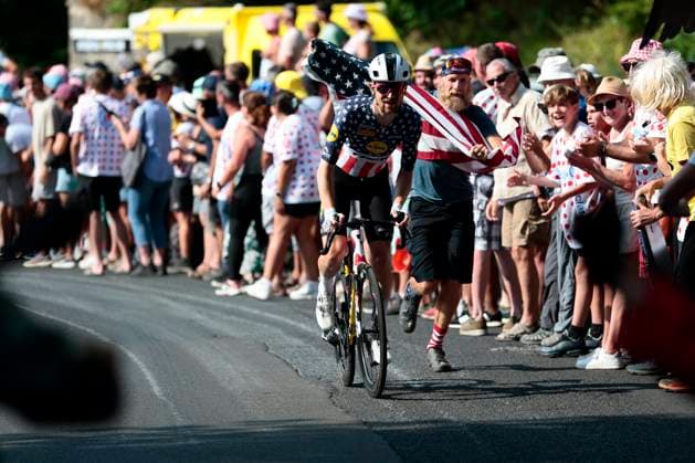 Tour de France 2025 Stage 10 LE MONT-DORE PUY DE SANCY, FRANCE - JULY 14 : Quinn Sean (USA) of EF Education - EasyPost in action during stage 10 of the 112th edition of Tour de France an UCI World Tour 2.UWT cycling road race stage for Men Elite of 163 km with start in Ennezat and finish in Le Mont-Dore Puy de Sancy on July 14, 2025 in Le Mont-Dore Puy de Sancy, France, 14 07 2025 ( Motordriver Kenny Verfaillie - Le Mont-Dore Puy de Sancy France  Copyright: xLucaxBettinix