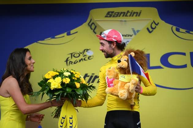 Tour de France 2025 Stage 10 LE MONT-DORE PUY DE SANCY, FRANCE - JULY 14 : Healy Ben (IRL) of EF Education - EasyPost on the podium with the yellow jersey during stage 10 of the 112th edition of Tour de France an UCI World Tour 2.UWT cycling road race stage for Men Elite of 163 km with start in Ennezat and finish in Le Mont-Dore Puy de Sancy on July 14, 2025 in Le Mont-Dore Puy de Sancy, France, 14 07 2025 ( Motordriver Kenny Verfaillie - Le Mont-Dore Puy de Sancy France  Copyright: xVincentxKalutx