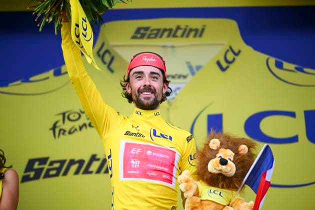 Tour de France 2025 Stage 10 LE MONT-DORE PUY DE SANCY, FRANCE - JULY 14 : Healy Ben (IRL) of EF Education - EasyPost on the podium with the yellow jersey during stage 10 of the 112th edition of Tour de France an UCI World Tour 2.UWT cycling road race stage for Men Elite of 163 km with start in Ennezat and finish in Le Mont-Dore Puy de Sancy on July 14, 2025 in Le Mont-Dore Puy de Sancy, France, 14 07 2025 ( Motordriver Kenny Verfaillie - Le Mont-Dore Puy de Sancy France  Copyright: xVincentxKalutx