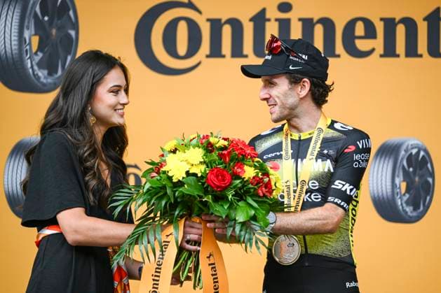 Tour de France 2025 Stage 10 LE MONT-DORE PUY DE SANCY, FRANCE - JULY 14 : Yates Simon (GBR) of Team Visma - Lease a Bike on the podium during stage 10 of the 112th edition of Tour de France an UCI World Tour 2.UWT cycling road race stage for Men Elite of 163 km with start in Ennezat and finish in Le Mont-Dore Puy de Sancy on July 14, 2025 in Le Mont-Dore Puy de Sancy, France, 14 07 2025 ( Motordriver Kenny Verfaillie - Le Mont-Dore Puy de Sancy France  Copyright: xVincentxKalutx