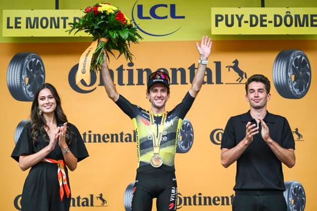Tour de France 2025 Stage 10 LE MONT-DORE PUY DE SANCY, FRANCE - JULY 14 : Yates Simon (GBR) of Team Visma - Lease a Bike on the podium during stage 10 of the 112th edition of Tour de France an UCI World Tour 2.UWT cycling road race stage for Men Elite of 163 km with start in Ennezat and finish in Le Mont-Dore Puy de Sancy on July 14, 2025 in Le Mont-Dore Puy de Sancy, France, 14 07 2025 ( Motordriver Kenny Verfaillie - Le Mont-Dore Puy de Sancy France  Copyright: xVincentxKalutx