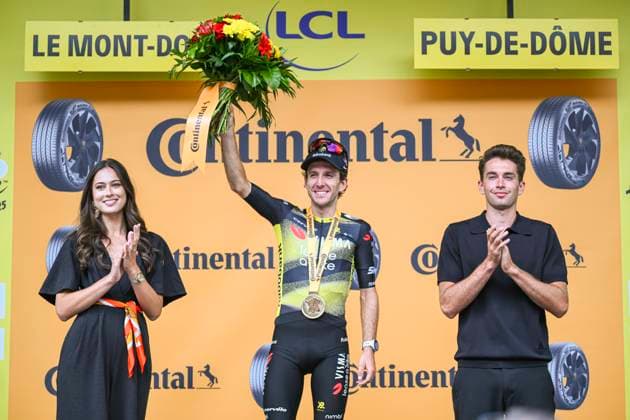 Tour de France 2025 Stage 10 LE MONT-DORE PUY DE SANCY, FRANCE - JULY 14 : Yates Simon (GBR) of Team Visma - Lease a Bike on the podium during stage 10 of the 112th edition of Tour de France an UCI World Tour 2.UWT cycling road race stage for Men Elite of 163 km with start in Ennezat and finish in Le Mont-Dore Puy de Sancy on July 14, 2025 in Le Mont-Dore Puy de Sancy, France, 14 07 2025 ( Motordriver Kenny Verfaillie - Le Mont-Dore Puy de Sancy France  Copyright: xVincentxKalutx