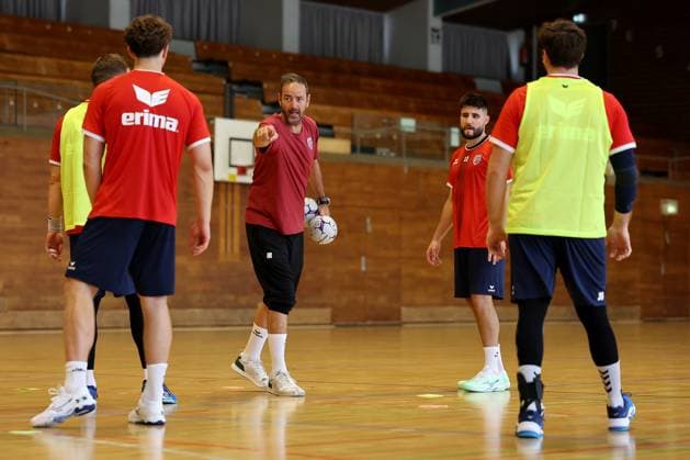 BAU 14 07 2025 Bietigheim Handball SG BBM Bietigheim Training kick-off, Coach Iker Romero Center