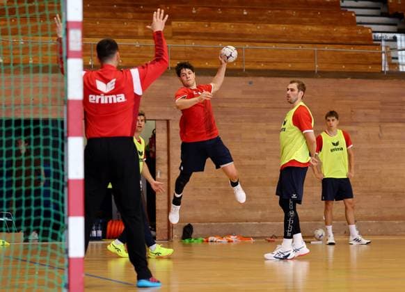 BAU 14 07 2025 Bietigheim Handball SG BBM Bietigheim training kick-off, new signing Max Prantner on the ball