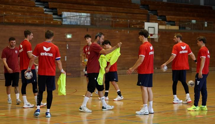 BAU 14 07 2025 Bietigheim Handball SG BBM Bietigheim Training kick-off, coach Iker Romero center hands out the jerseys