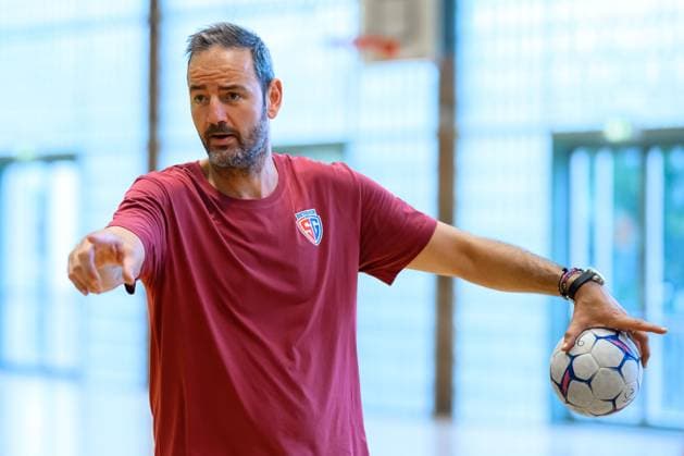 Bietigheim HBL 25 26 SG BBM Bietigheim training coach Iker Romero Bietigheim gestures gestures gestures Bietigheim Bissingen Sporthalle am Viadukt Baden Württemberg Germany