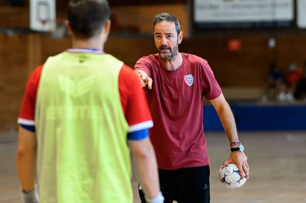 Bietigheim HBL 25 26 SG BBM Bietigheim training coach Iker Romero Bietigheim gestures gestures gestures Bietigheim Bissingen Sporthalle am Viadukt Baden Württemberg Germany