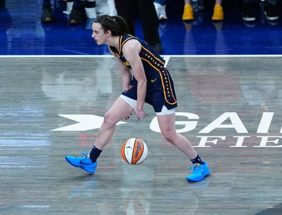 INDIANAPOLIS, IN - JULY 13: Indiana Fever guard Caitlin Clark (22) dribbles the ball between her legs during a game against the Dallas Wings on July 13, 2025, at Gainbridge Fieldhouse in Indianapolis, Indiana. (Photo by Brian Spurlock Icon Sportswire) WNBA, Basketball Damen, USA JUL 13 Dallas Wings at Indiana Fever EDITORIAL USE ONLY Icon250713170