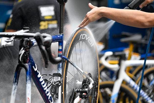 Tour de France 2025 First Restday TOULOUSE, FRANCE - JULY 15 : Soudal Quick-Step bikes being cleaned during the first restday of the 112th edition of Tour de France an UCI World Tour 2.UWT for Men Elite on July 15, 2025 in Toulouse, France, 15 07 2025 ( Motordriver Kenny Verfaillie - Toulouse France  Copyright: xJanxDexMeuleneirx