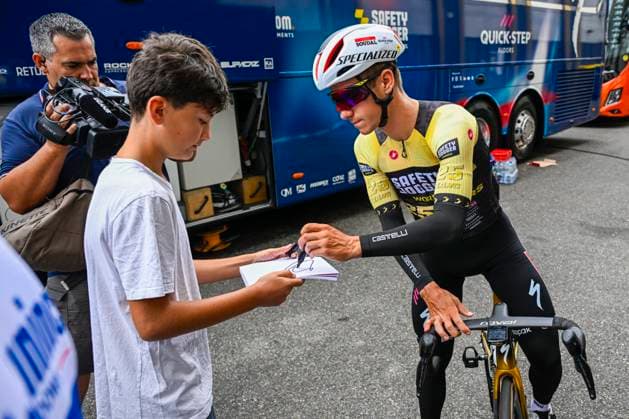Tour de France 2025 First Restday TOULOUSE, FRANCE - JULY 15 : Evenepoel Remco (BEL) of Soudal - Quick Step with a young fan during the first restday of the 112th edition of Tour de France an UCI World Tour 2.UWT for Men Elite on July 15, 2025 in Toulouse, France, 15 07 2025 ( Motordriver Kenny Verfaillie - Toulouse France  Copyright: xJanxDexMeuleneirx