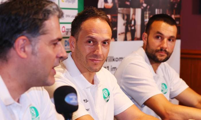 SC DHfK Handball Coach Raul Alonso Leipzig, 15 07 2025, Champions Sportsbar by Marriott , SC DHfK Handball, Bundesliga Press Conference Coach Presentation , Raul Alonso is the new head coach of Bundesliga club SC DHfK , In the picture from l Managing Director Karsten Günther Guenther Leipzig , Raul Alonso and Bastian Roschek DHfK Handball Sports Director , Picture Point