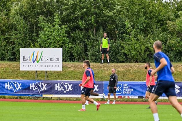 GER, 2 BL, SV Darmstadt 98, training camp in Bad Wörishofen 15 07 2025, Stadion Am Unteren Hart, Bad Wörishofen, GER, 2 BL, SV Darmstadt 98, training camp in Bad Wörishofen, in the picture Florian Kohfeldt Darmstadt follows the training session nordphotoxGmbHx xHafner nph00200