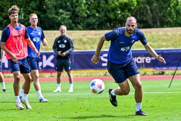 GER, 2 BL, SV Darmstadt 98, training camp in Bad Wörishofen 15 07 2025, Stadion Am Unteren Hart, Bad Wörishofen, GER, 2 BL, SV Darmstadt 98, training camp in Bad Wörishofen, in the picture Aleksandar Vukotic Darmstadt, 20 has his eye on the ball nordphotoxGmbHx xHafner nph00200