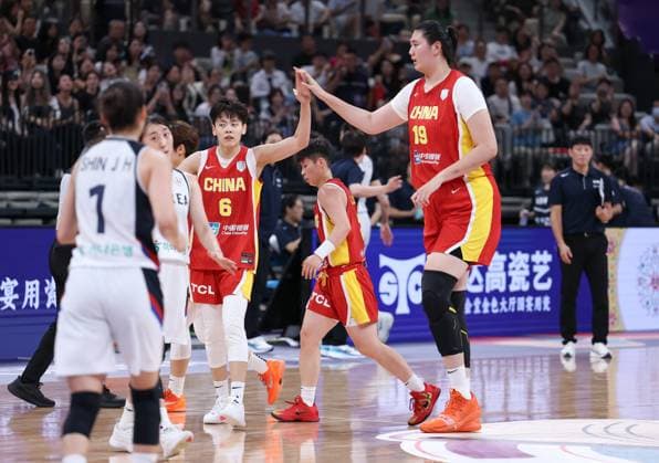 (250715) -- SHENZHEN, July 15, 2025 -- Zhang Ziyu (1st R) celebrates with teammate Yang Shuyu (3rd R) during the Group A match between China and South Korea at the FIBA Women s Asia Cup Division A 2025 in Shenzhen, south China s Guangdong Province, July 15, 2025. ) (SP)CHINA-SHENZHEN-BASKETBALL-FIBA WOMEN S ASIA CUP-CHINA VS SOUTH KOREA (CN) MaoxSiqian 