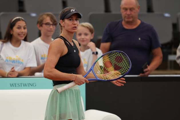 GER, Hamburg, xFSx, ATP250 Womens Tennis Tournament , MSC Hamburg Ladies Open 2025 , Round of 32 , 15 07 2025 v l Anna Bondar HUN thanks the spectators Copyright: HMBxMedia FernandoxSoares
