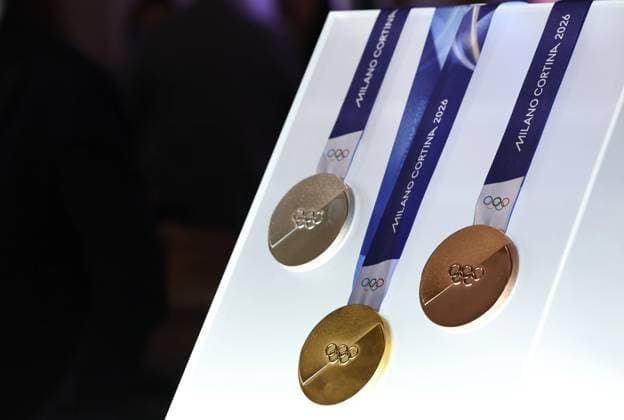 Milano Cortina 2026, Die Medaillen (250715) -- VENICE, July 15, 2025 -- The medals for Milano Cortina 2026 Olympic Winter games, Winterspiele,Spiele, Summer games are displayed during the unveiling ceremony in Palazzo Balbi, Venice, Italy, on July 15, 2025. ) (SP)ITALY-VENICE-MILANO CORTINA 2026-MEDALS LixJing 