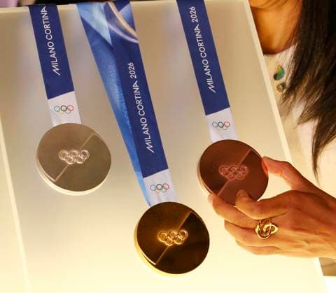 Milano Cortina 2026, Die Medaillen Milan Cortina 2026 Olympic and Paralympic Games Medals Presentation at Palazzo Balbi in Venice, Italy - July 15, 2025 - Sports (photo Paola Garbuio LaPresse) Presentazione delle Medaglie dei Giochi Olimpici e Paraolimpici di Milano Cortina 2026 a Palazzo Balbi a Venezia, Italia - 15 Luglio 2025 - (foto Paola Garbuio LaPresse) Presenti La campionessa olimpica di nuoto Federica Pellegrini, Francesca Porcellato Atleta paralimpica italiana, Il Presidente della Regione Veneto Luca Zaia, il Presidente della Fondazione Milano Cortina 2026 Giovanni MalagÃ² e il CEO Andrea Varnier, il Vicepresidente del Consiglio e Ministro delle Infrastrutture e dei Trasporti Matteo Salvini, il Ministro per lo Sport e i Giovani Andrea Abodi (in collegamento), il Presidente della Regione Lombardia Attilio Fontana, il Presidente del CONI Luciano Buonfiglio e il Presidente del CIP Marco Giunio De Sanctis.  Copyright: xPaolaxGarbuio Lapressex